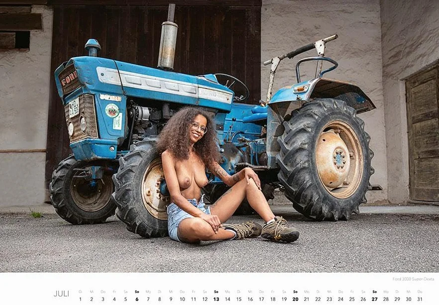 Jungbauernträume Kalender 2025: Landlust von ihrer schönsten Seite - Akt-Fotografie der Spitzenklasse Wandkalender Erotik Traktoren Schlepper