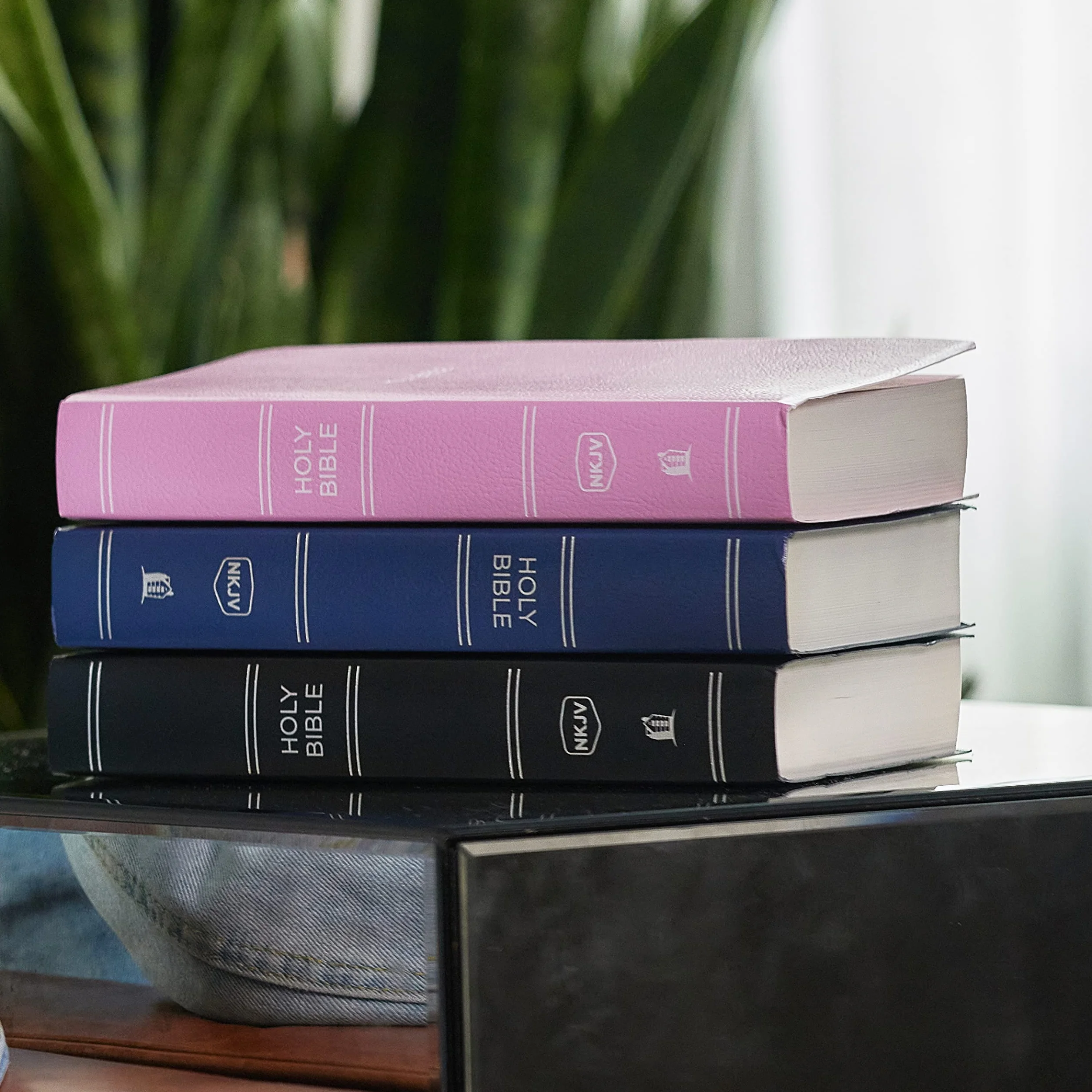 NKJV, Gift and Award Bible, Leather-Look, Pink, Red Letter Edition: Holy Bible, New King James Version